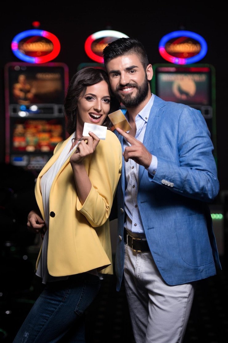 Antarmuka aplikasi rajatoto4 menampilkan menu sportsbook, live dealer, dan slot games di layar mobile